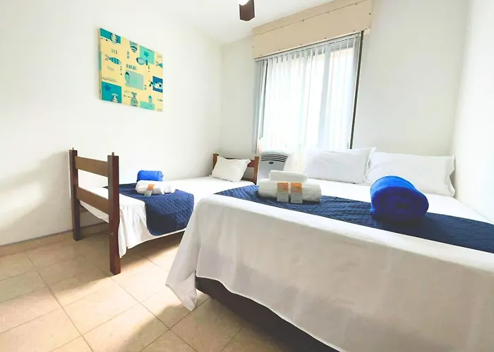 Apartamento no centro ao lado da praia com serviço de praia e perto do shopping Guarujá